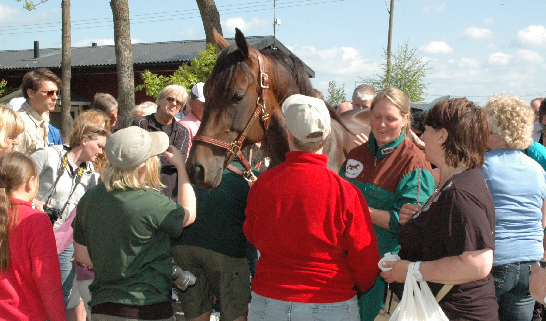 Ett fint ögongblick som visar mycket av det Travkompaniet står för,  gemenskap med hästen i centrum. Foto; A.Lindblom